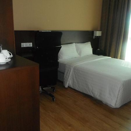 Keoja Hotel Kuala Belait Exteriör bild
