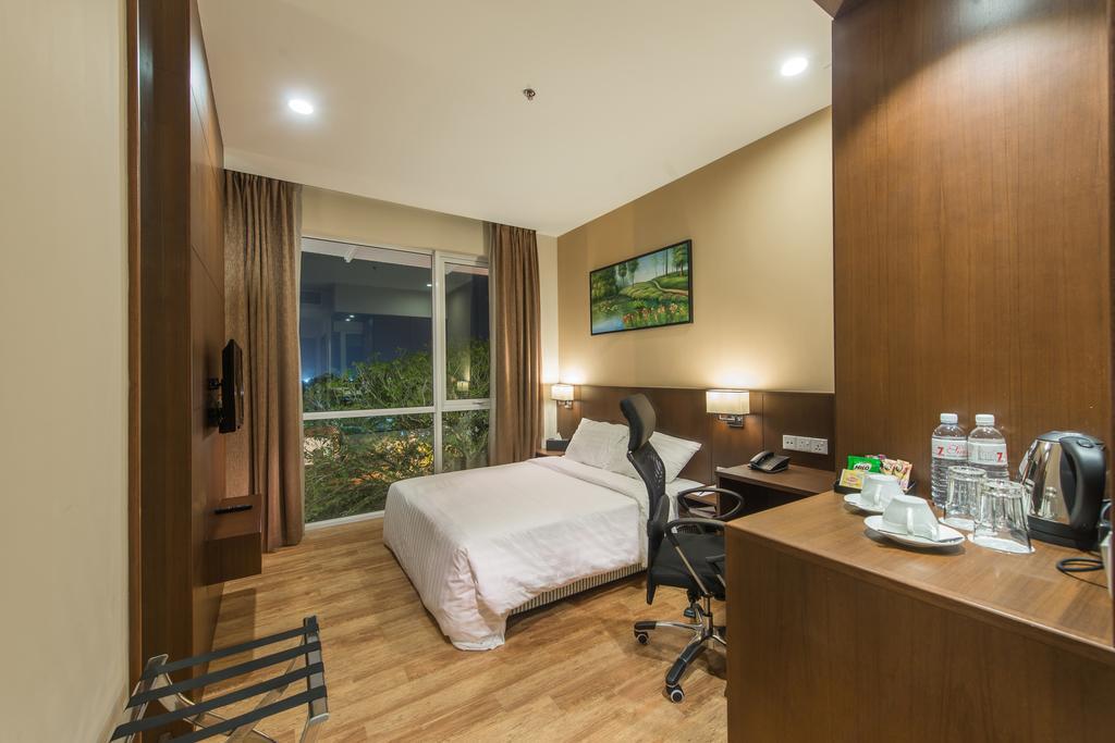 Keoja Hotel Kuala Belait Exteriör bild