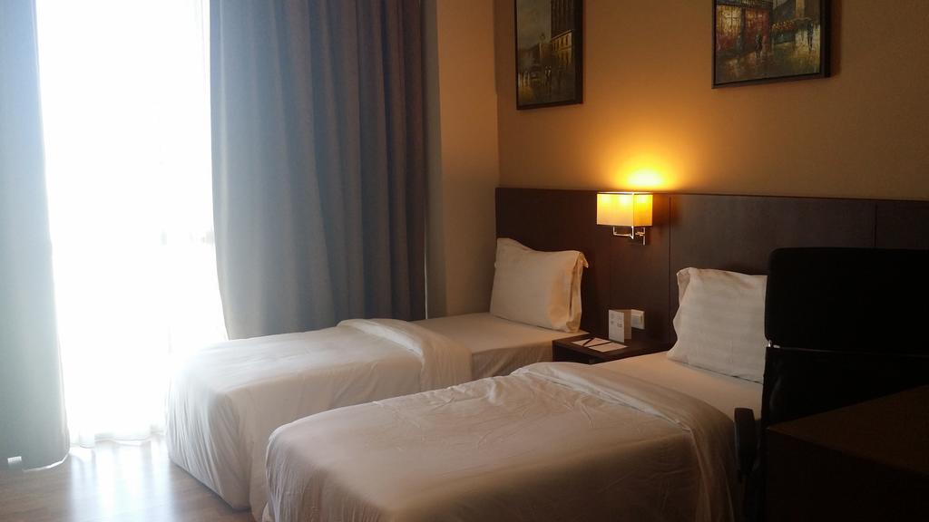 Keoja Hotel Kuala Belait Exteriör bild