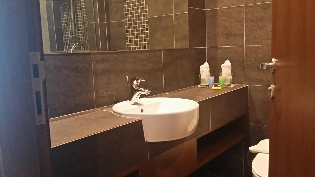 Keoja Hotel Kuala Belait Exteriör bild