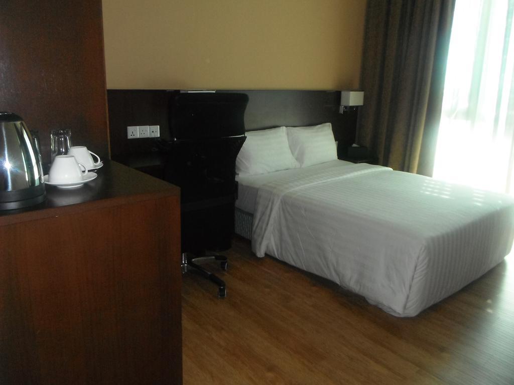 Keoja Hotel Kuala Belait Exteriör bild