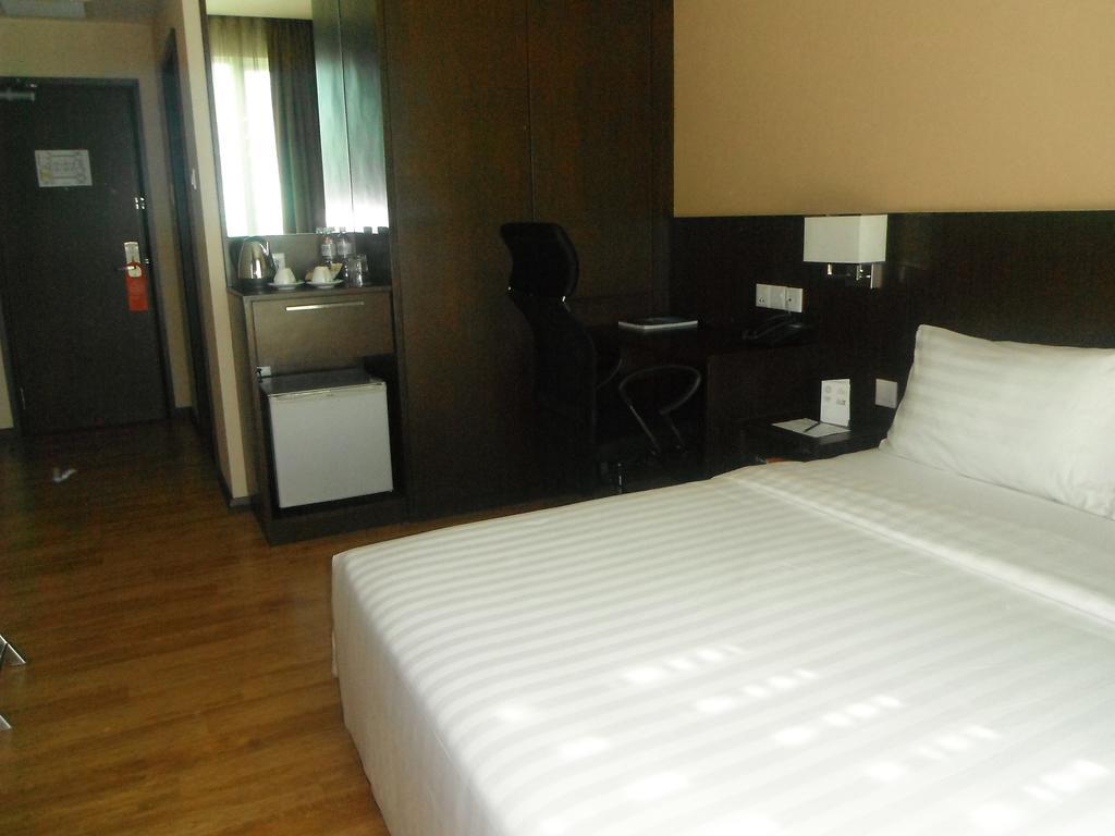 Keoja Hotel Kuala Belait Exteriör bild