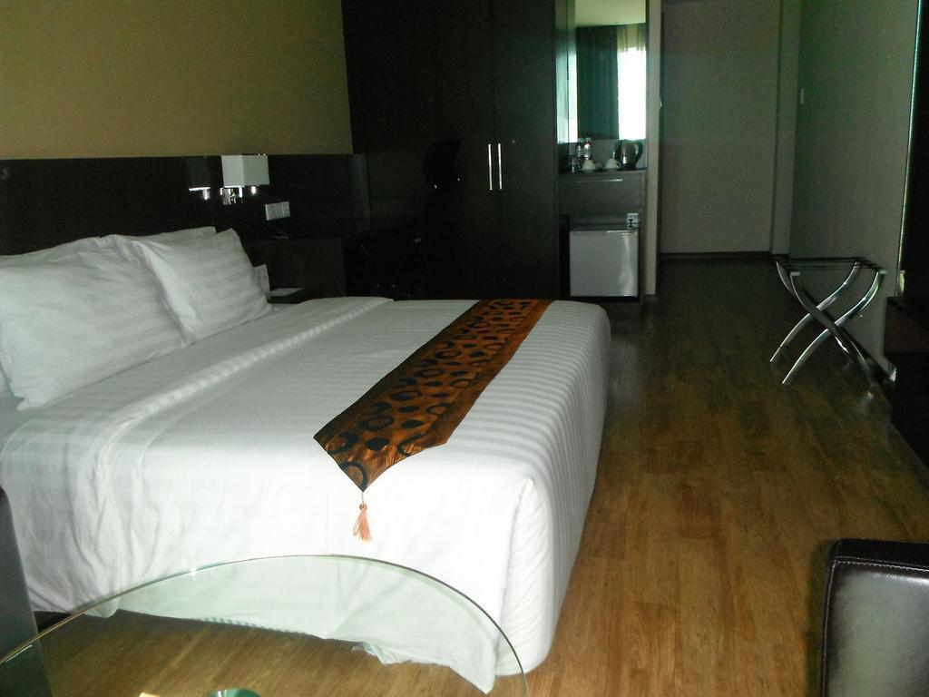 Keoja Hotel Kuala Belait Exteriör bild