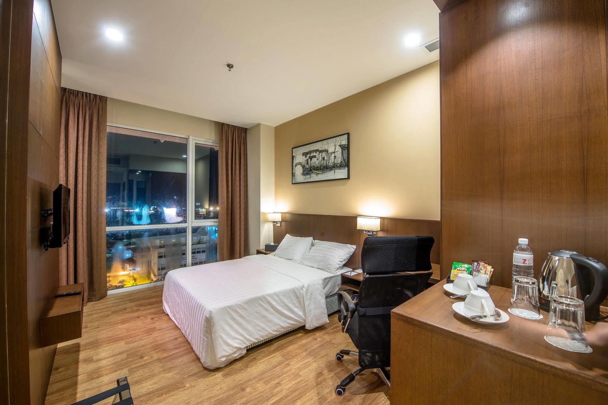 Keoja Hotel Kuala Belait Exteriör bild