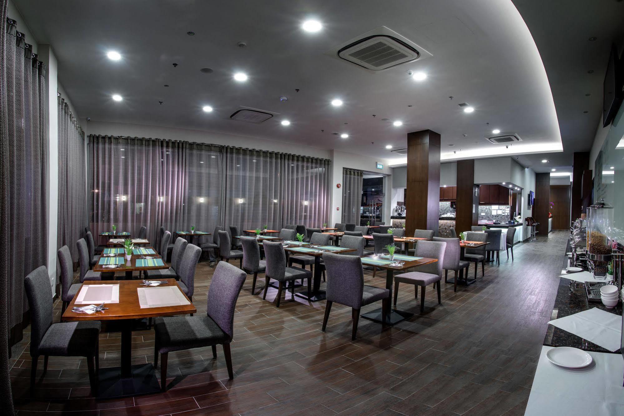 Keoja Hotel Kuala Belait Exteriör bild